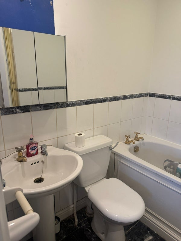 Room Hampton Close in Greater London