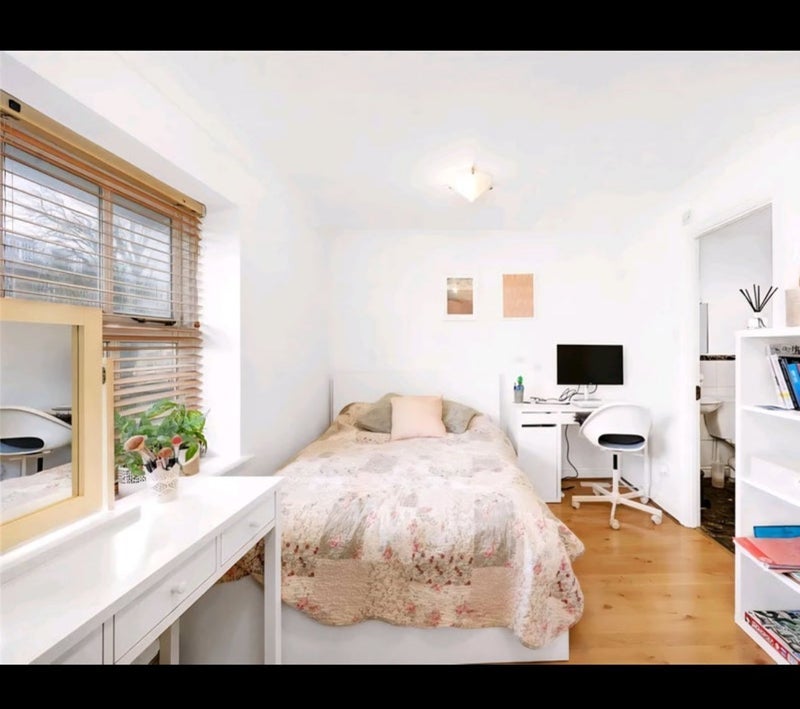 Room Hampton Close in Greater London