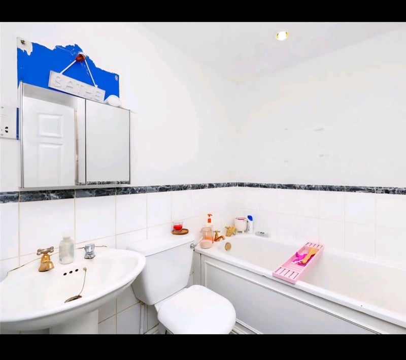 Room Hampton Close in Greater London