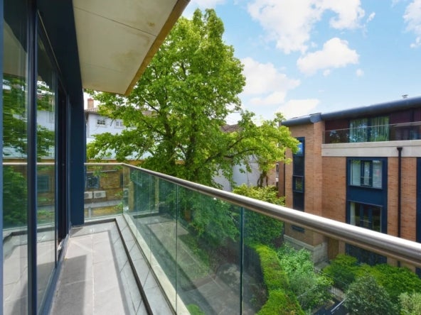 Flat Gloucester Avenue in Greater London