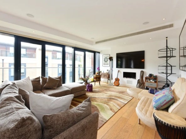 Flat Gloucester Avenue in Greater London