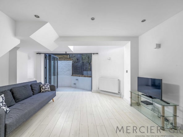 Flat Gloucester Avenue in Greater London