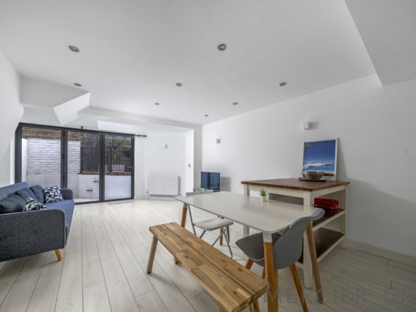 Flat Gloucester Avenue in Greater London