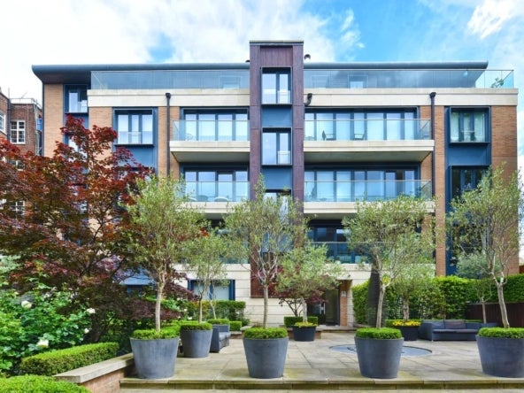 Flat Gloucester Avenue in Greater London