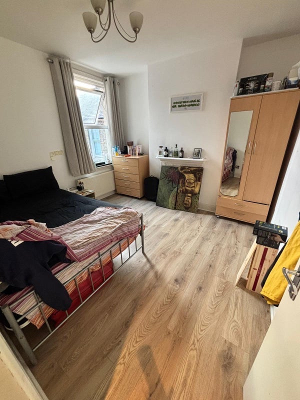 Room Collingbourne Road in Greater London