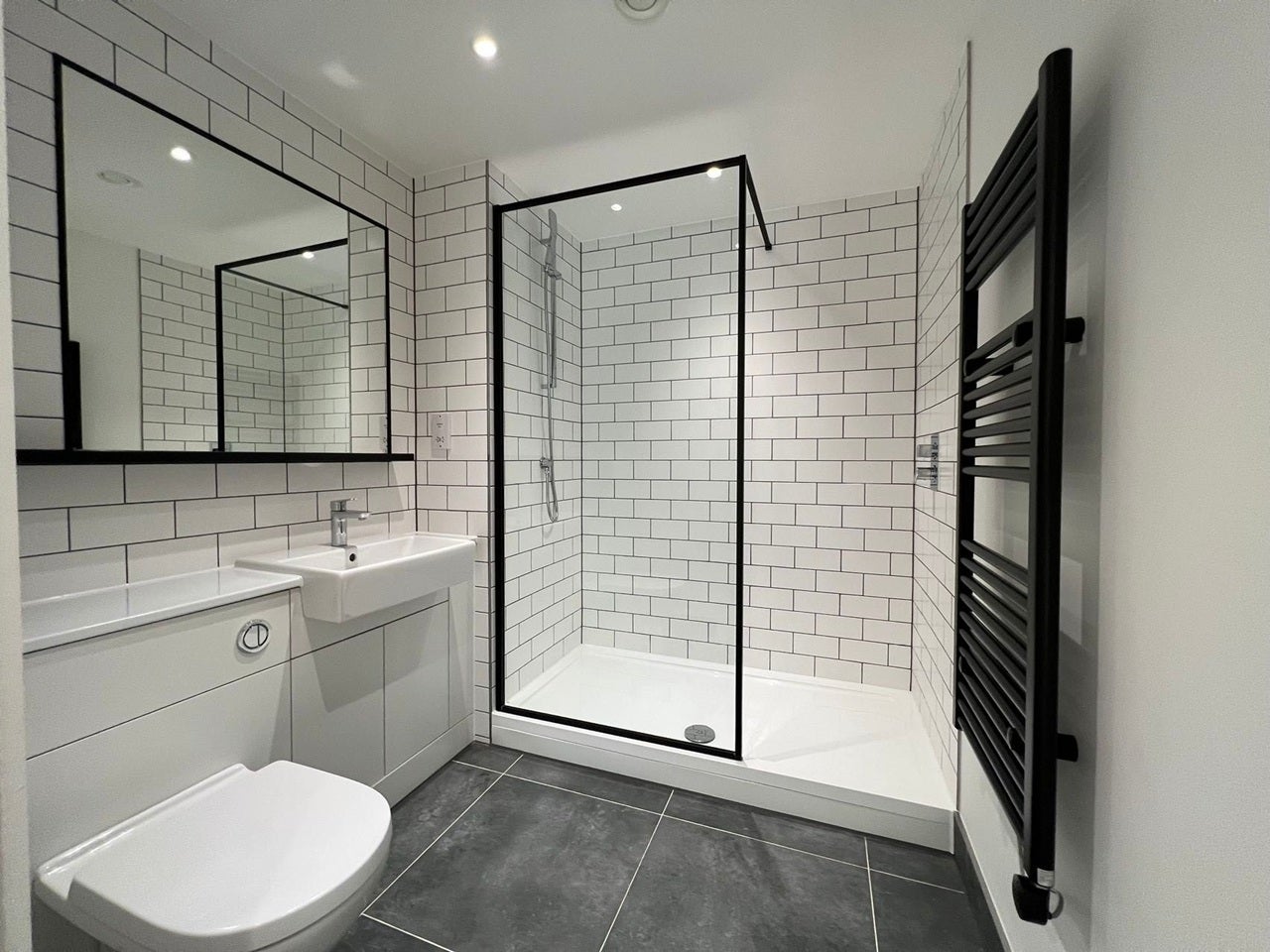 Flat Commander Avenue in Greater London