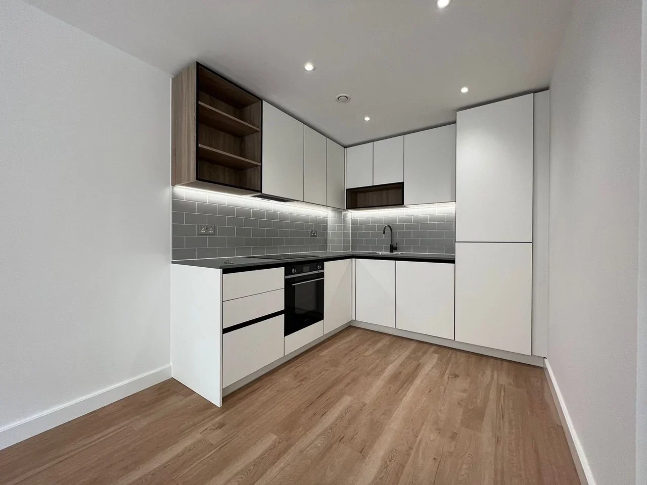 Flat Commander Avenue in Greater London
