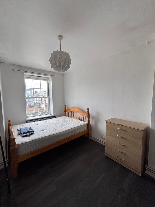 Room Hollybush Gardens in Greater London