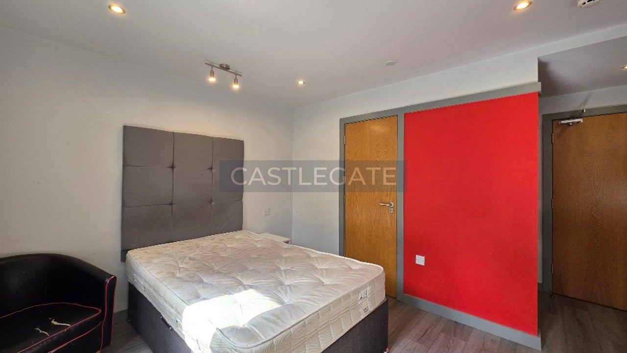 Room Half Moon Street in Huddersfield