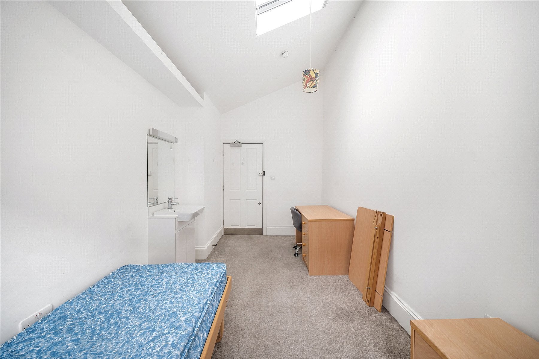 Room Fulham Road in Greater London