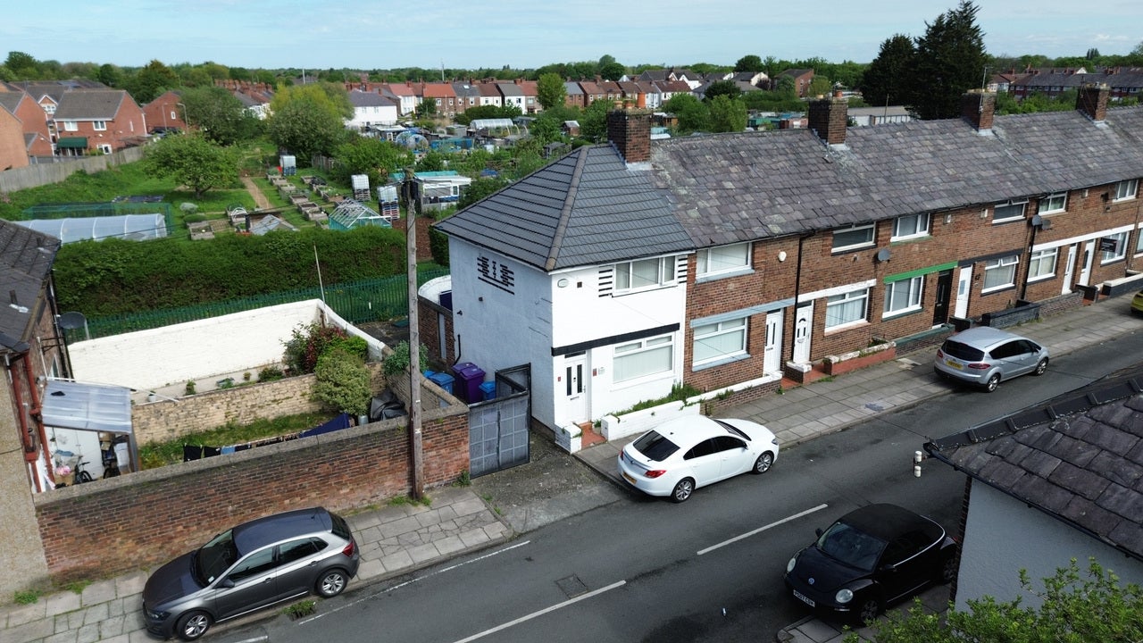 Flat Forfar Road in Liverpool