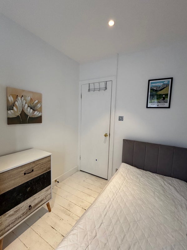 Room Robin Hood Way in Greater London