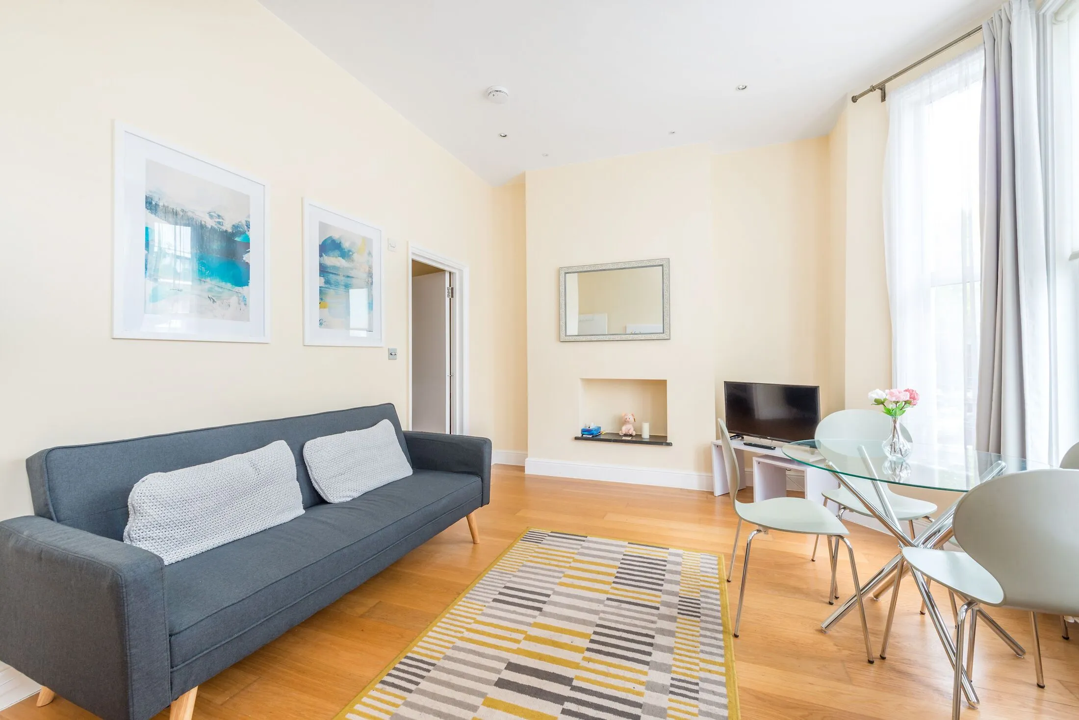 Flat Cornwall Crescent in Greater London