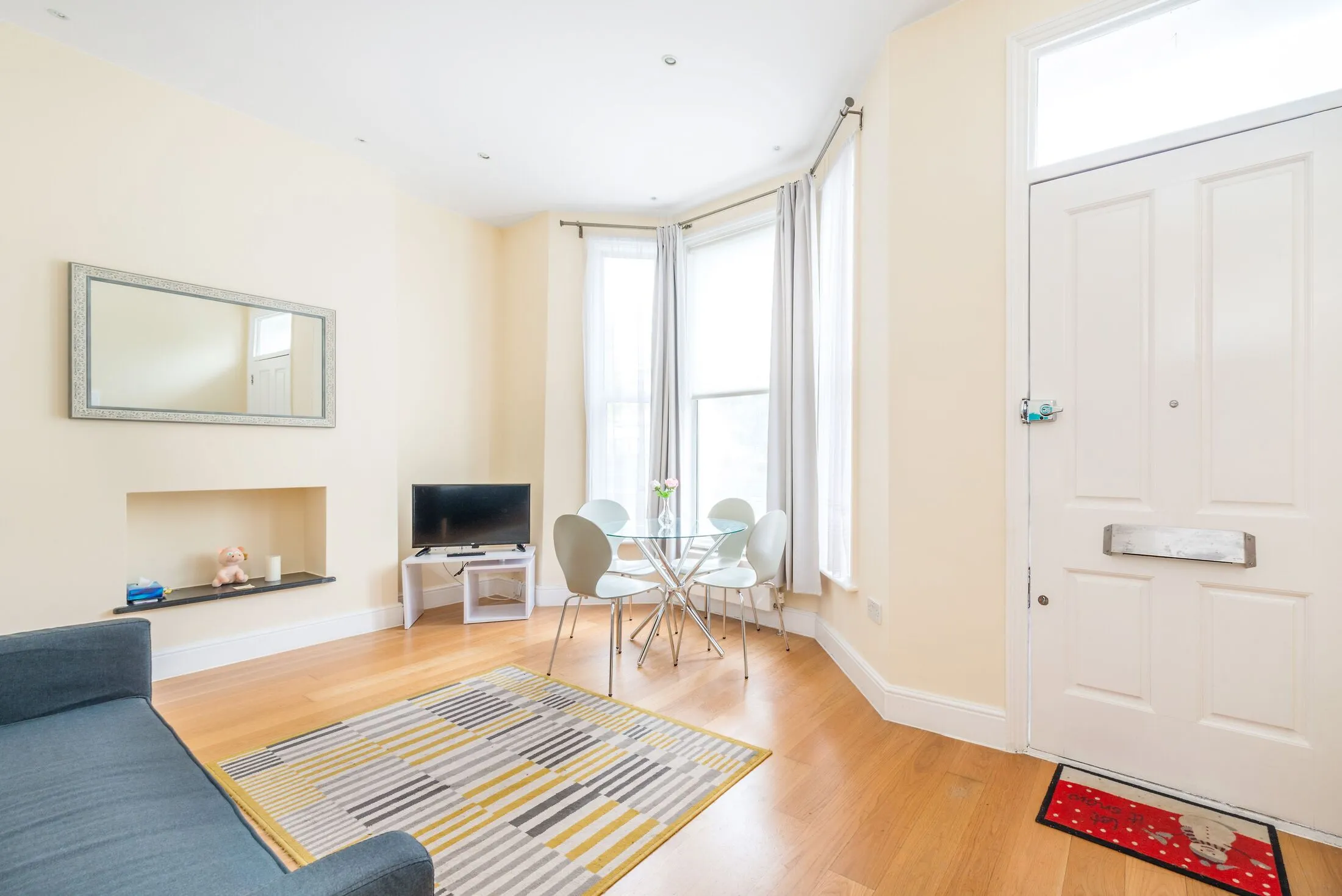 Flat Cornwall Crescent in Greater London