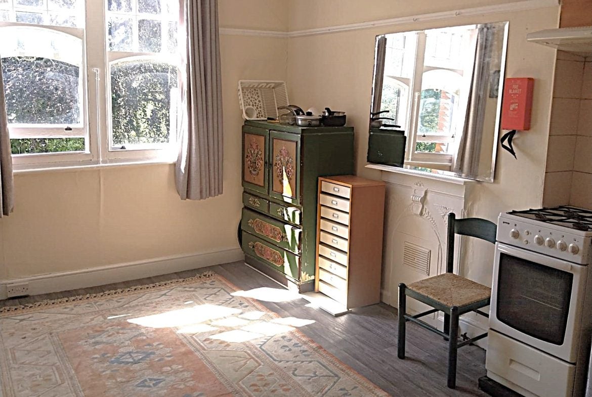 Room Queens Avenue in Greater London