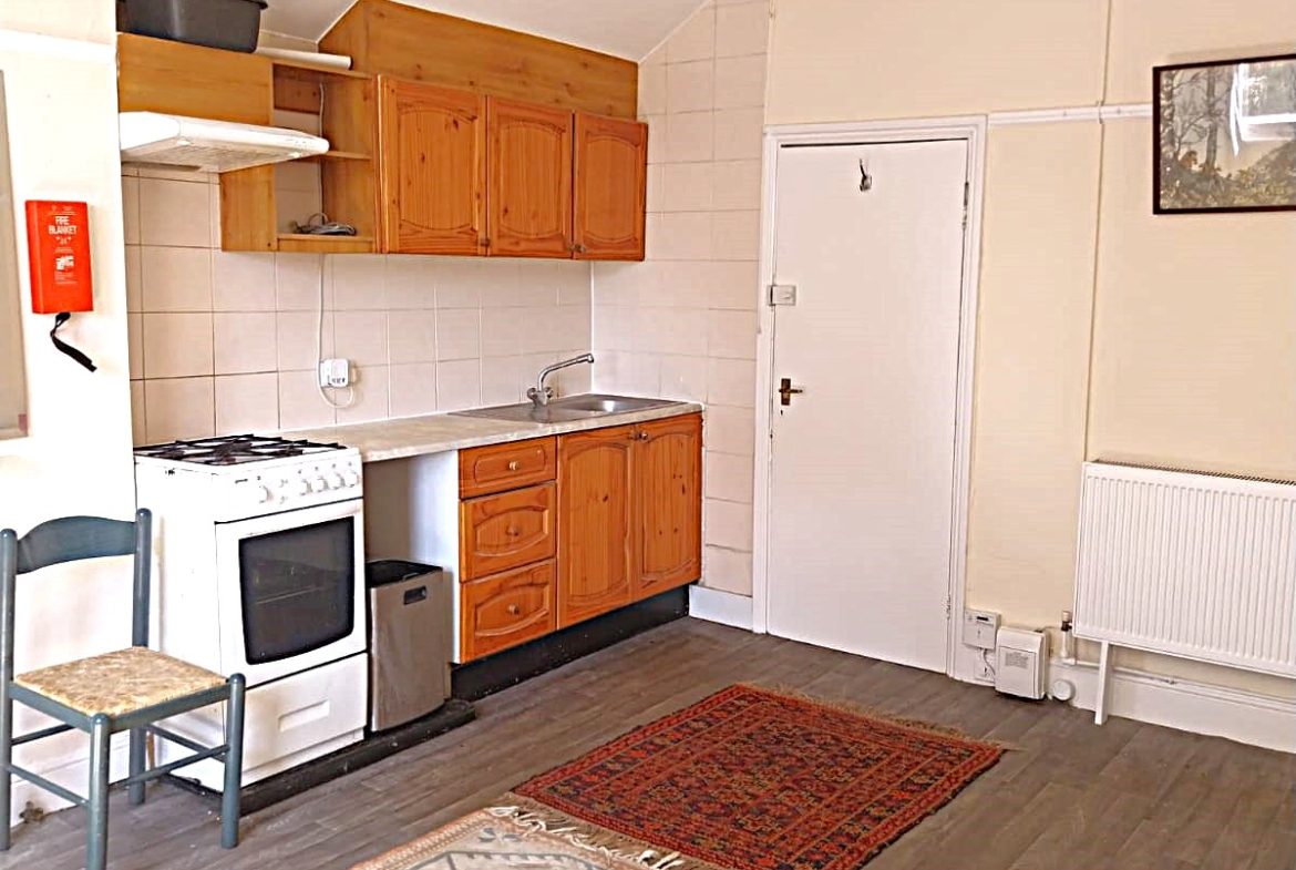 Room Queens Avenue in Greater London