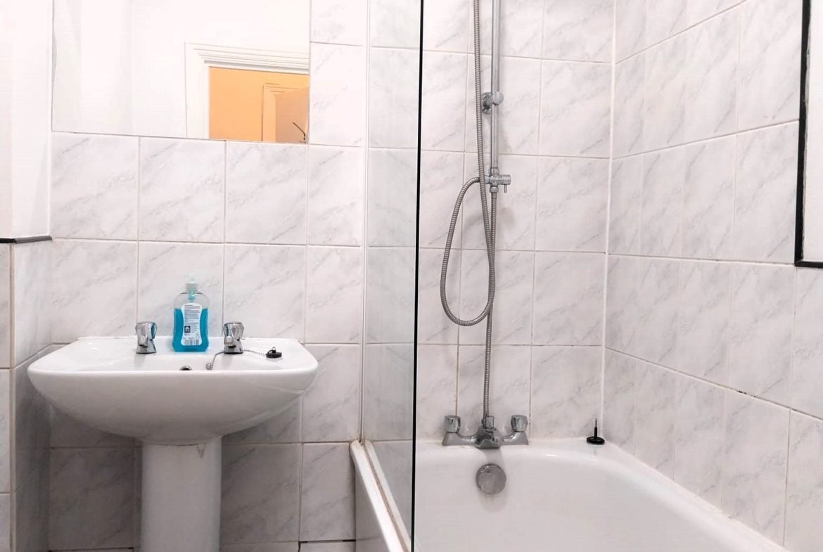 Room Queens Avenue in Greater London