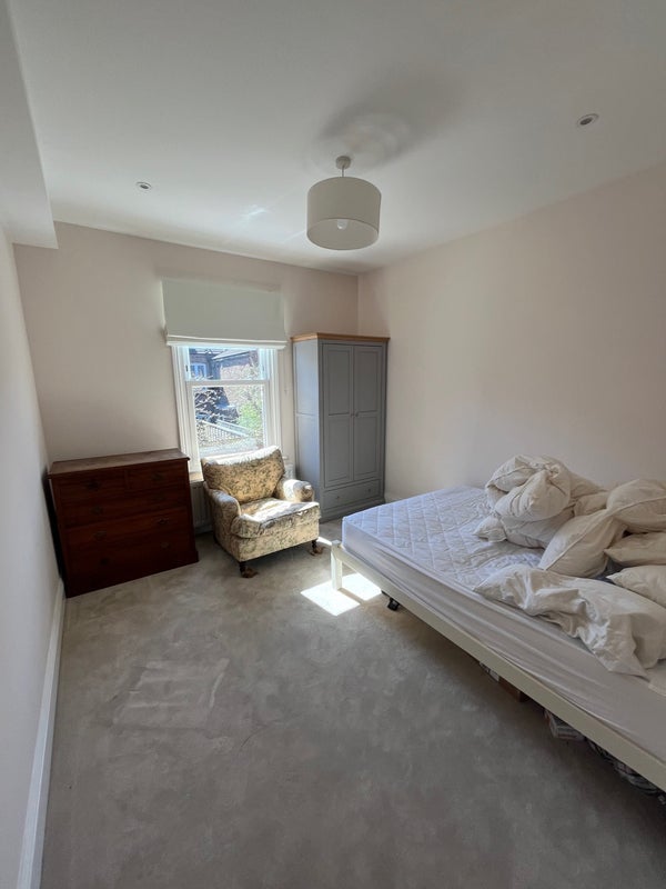 Room Downton Avenue in Greater London