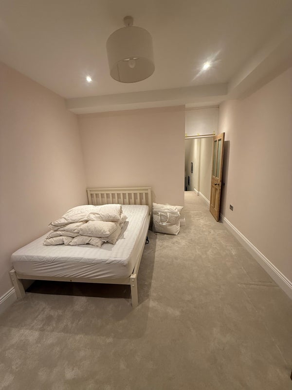 Room Downton Avenue in Greater London
