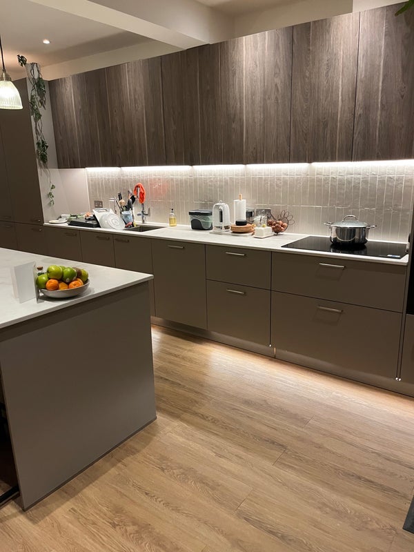 Room Downton Avenue in Greater London