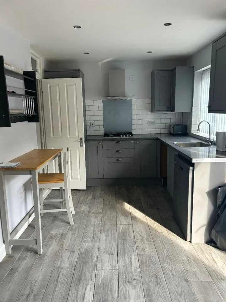 Room Burges Road in Greater London