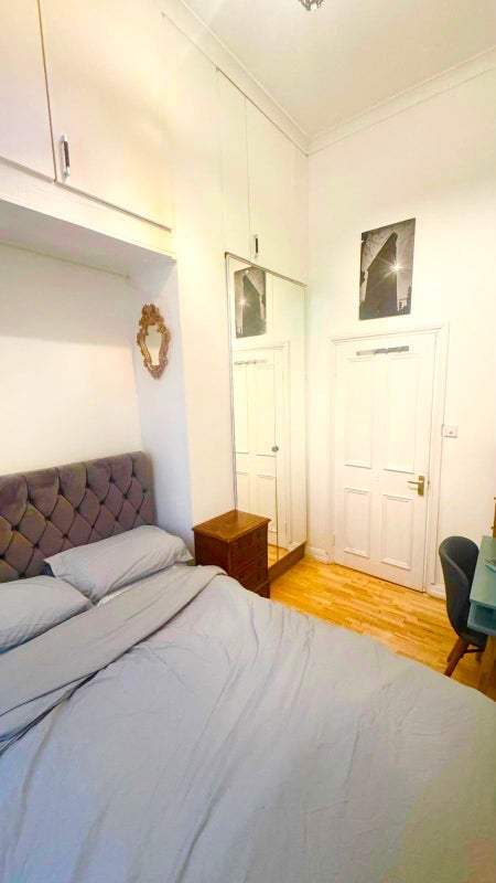 Room Finchley Road in Greater London