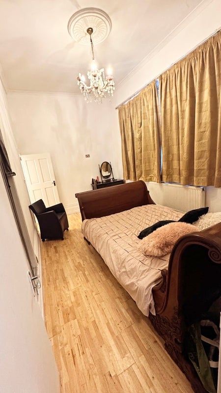 Room Finchley Road in Greater London