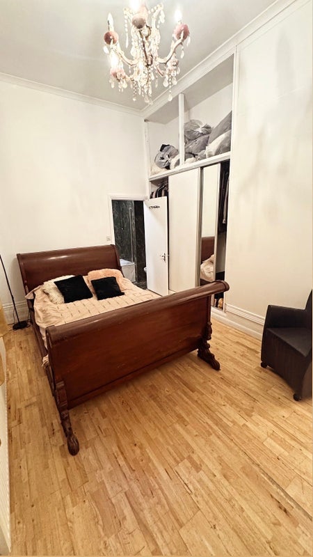 Room Finchley Road in Greater London