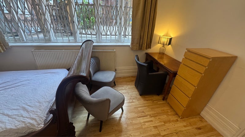 Room Finchley Road in Greater London