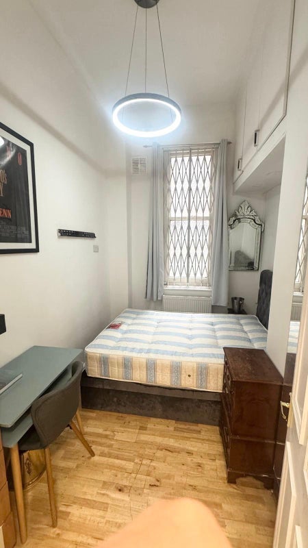 Room Finchley Road in Greater London