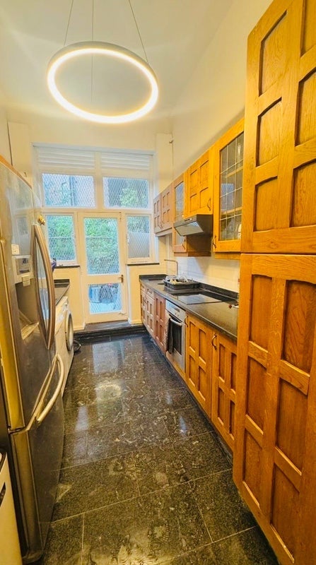Room Finchley Road in Greater London