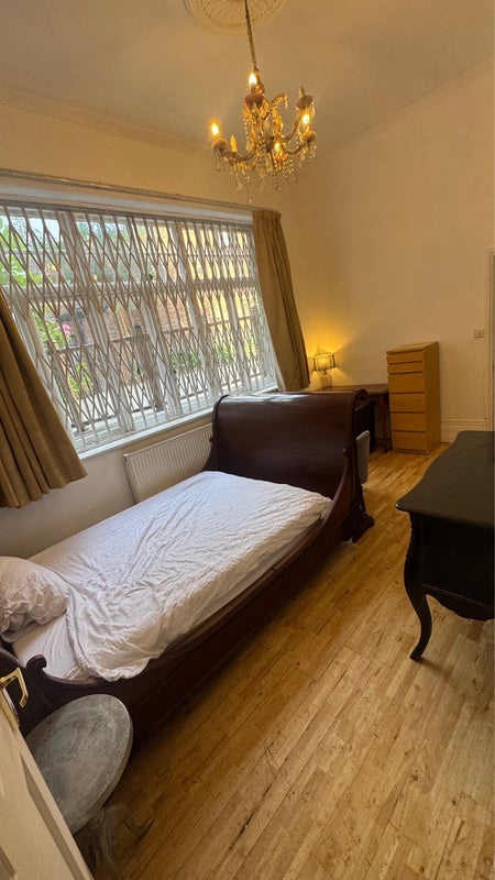 Room Finchley Road in Greater London