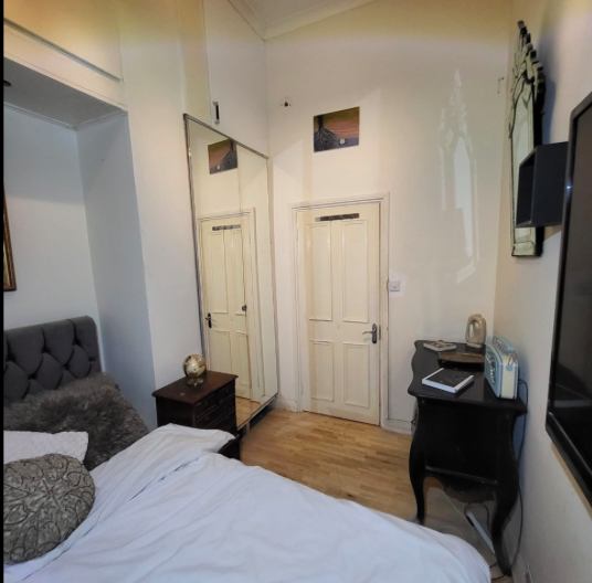 Room Finchley Road in Greater London