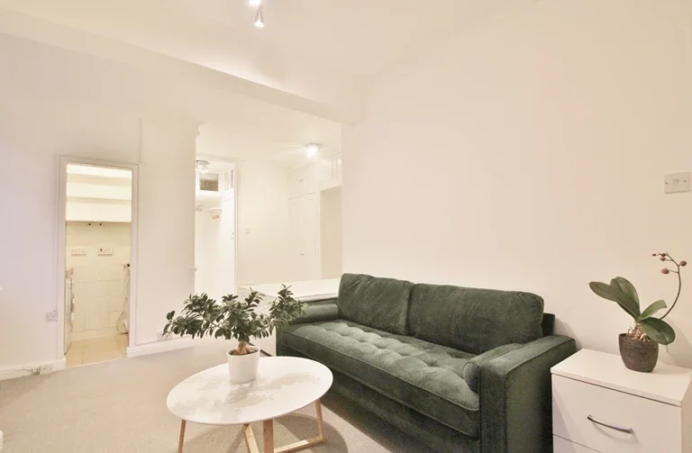Flat Hammersmith Road in Greater London