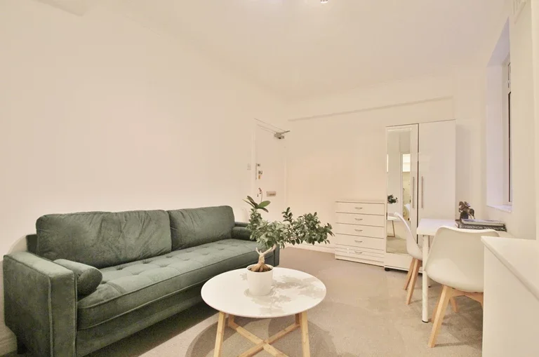 Flat Hammersmith Road in Greater London