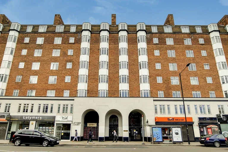 Flat Hammersmith Road in Greater London