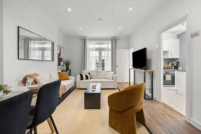 Flat Eardley Crescent in Greater London