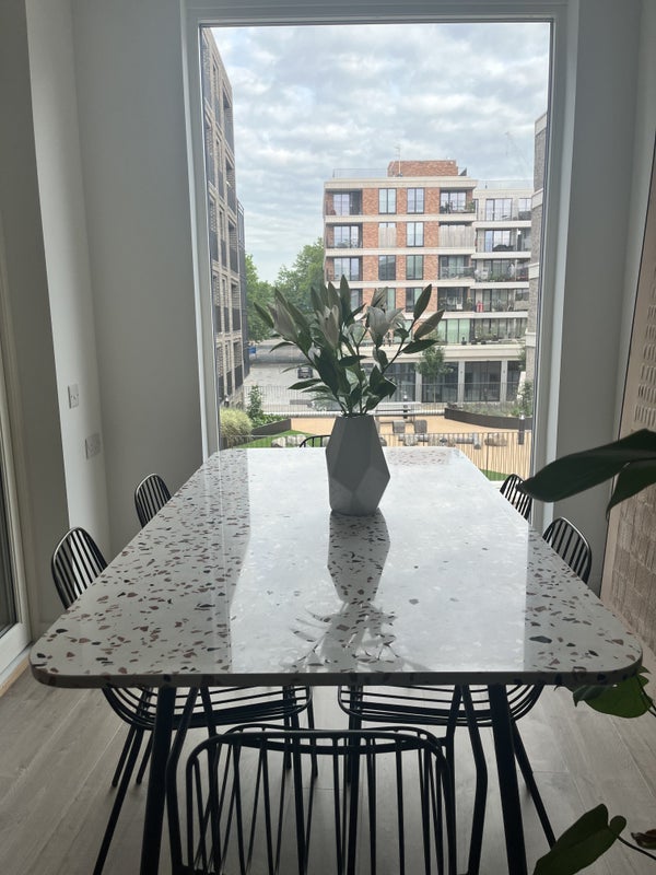 Flat Smeed Road in Greater London