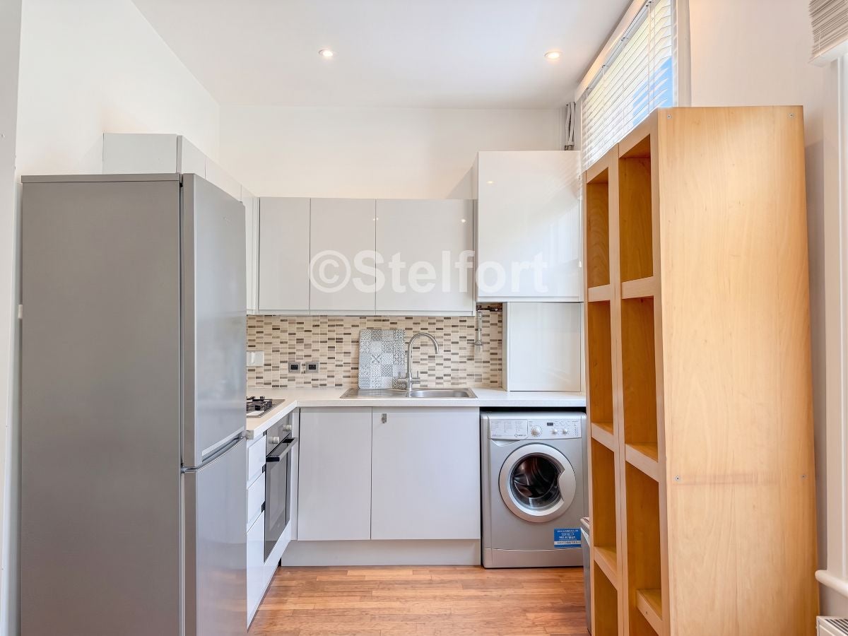 Flat Hartham Road in Greater London