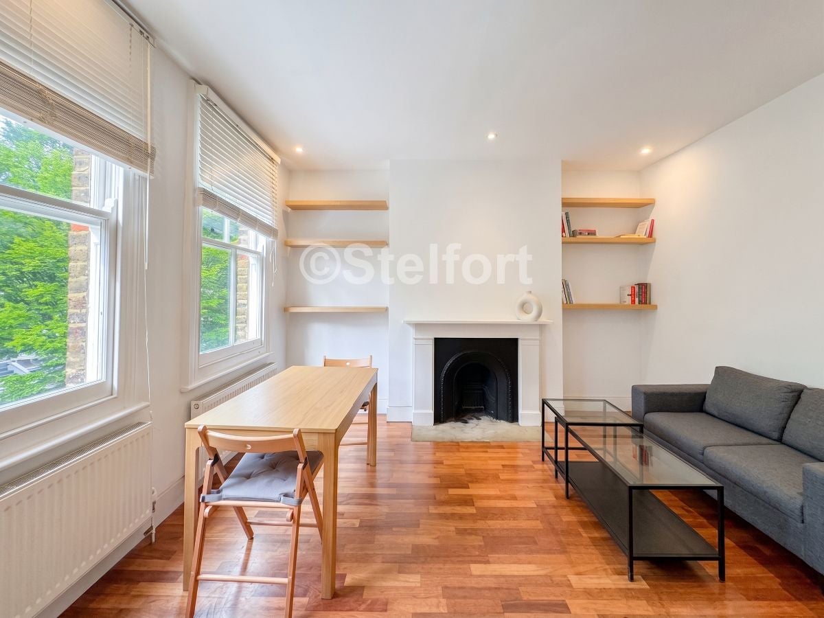 Flat Hartham Road in Greater London