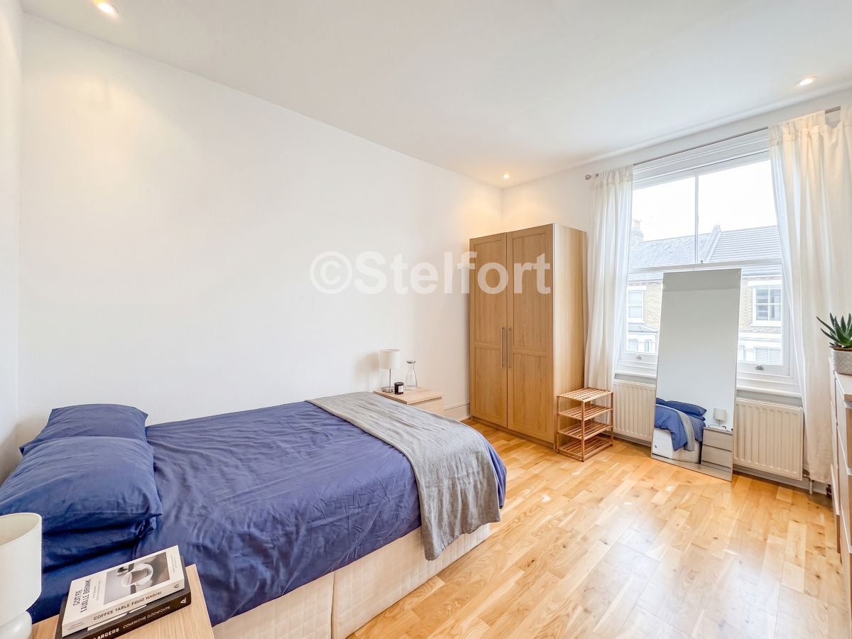 Flat Hartham Road in Greater London