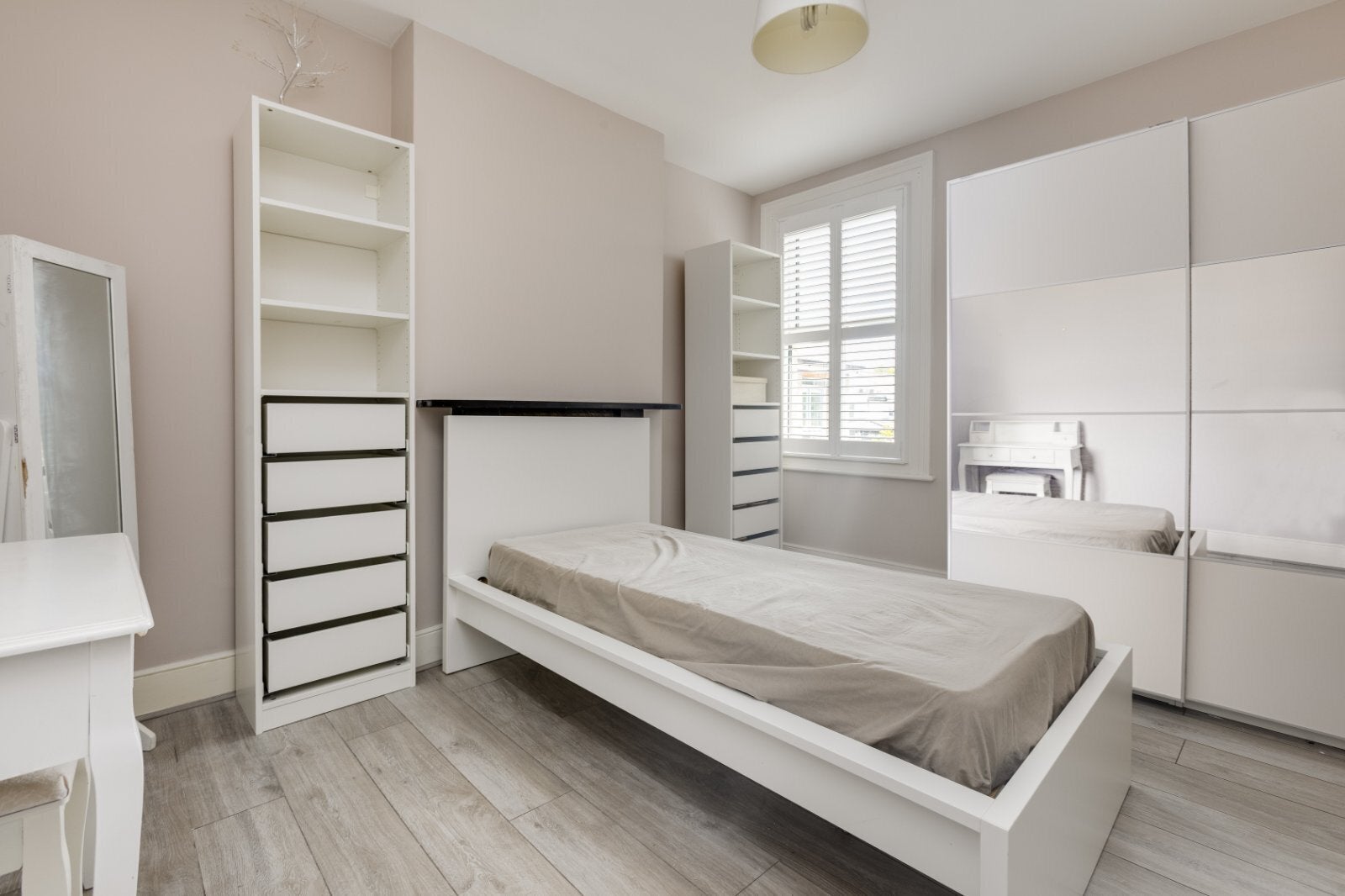 Flat Ellerton Road in Greater London