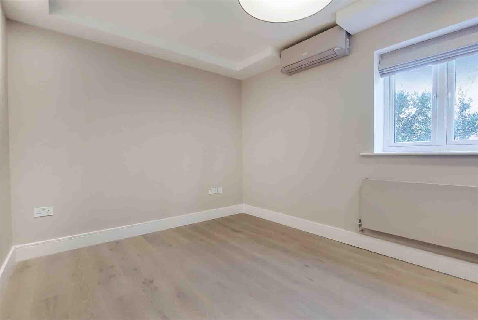 Flat Fitzjohn's Avenue in London