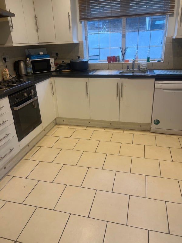 Room Cowper Avenue in Greater London