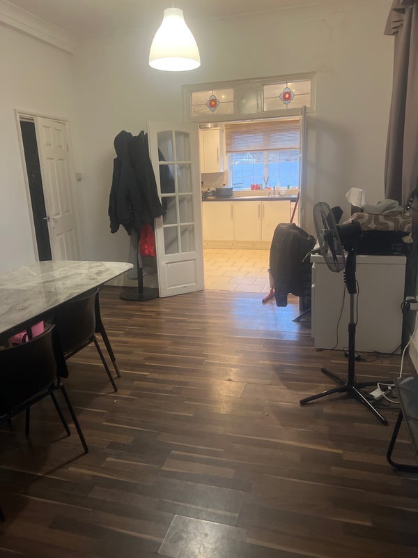 Room Cowper Avenue in Greater London