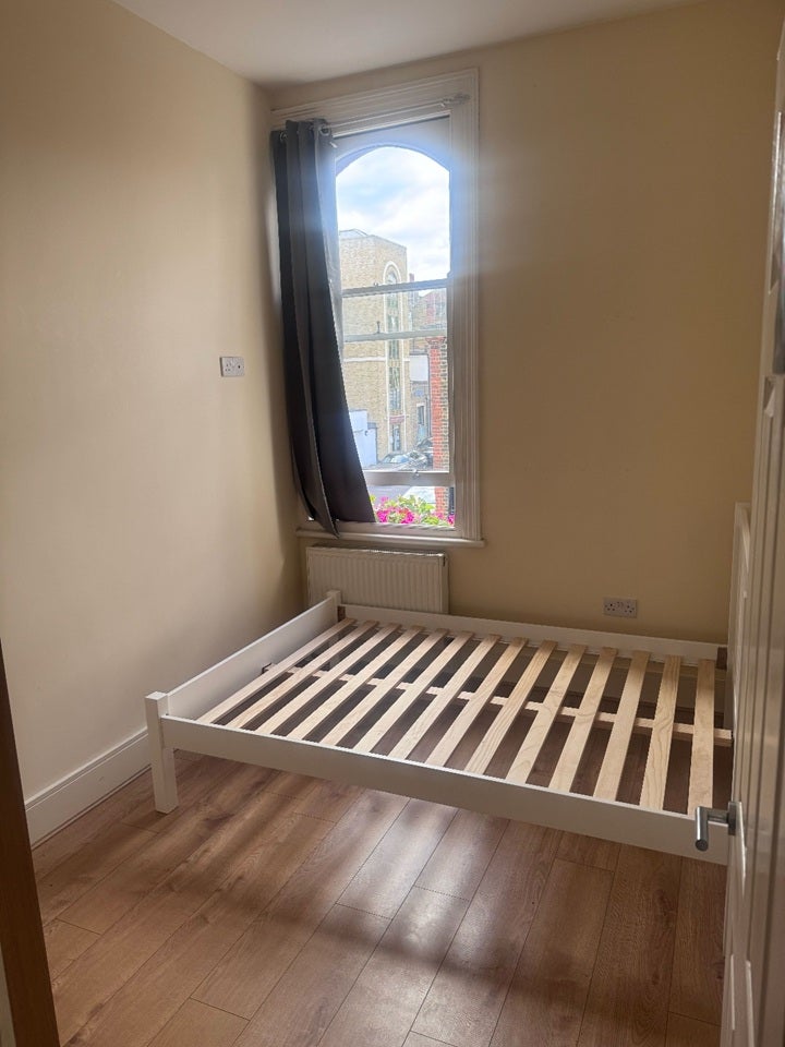 Room Derbyshire Street in Greater London