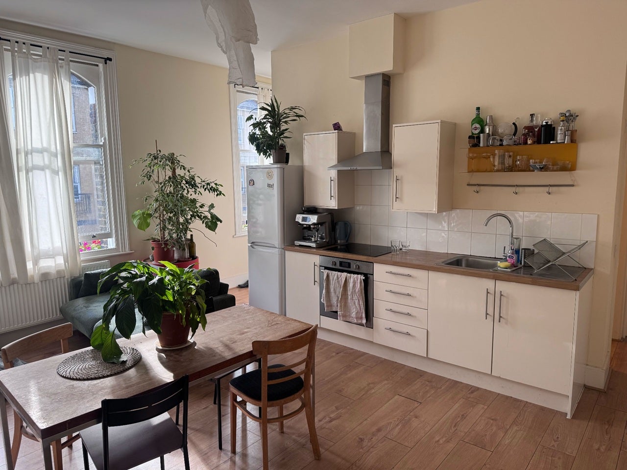 Room Derbyshire Street in Greater London