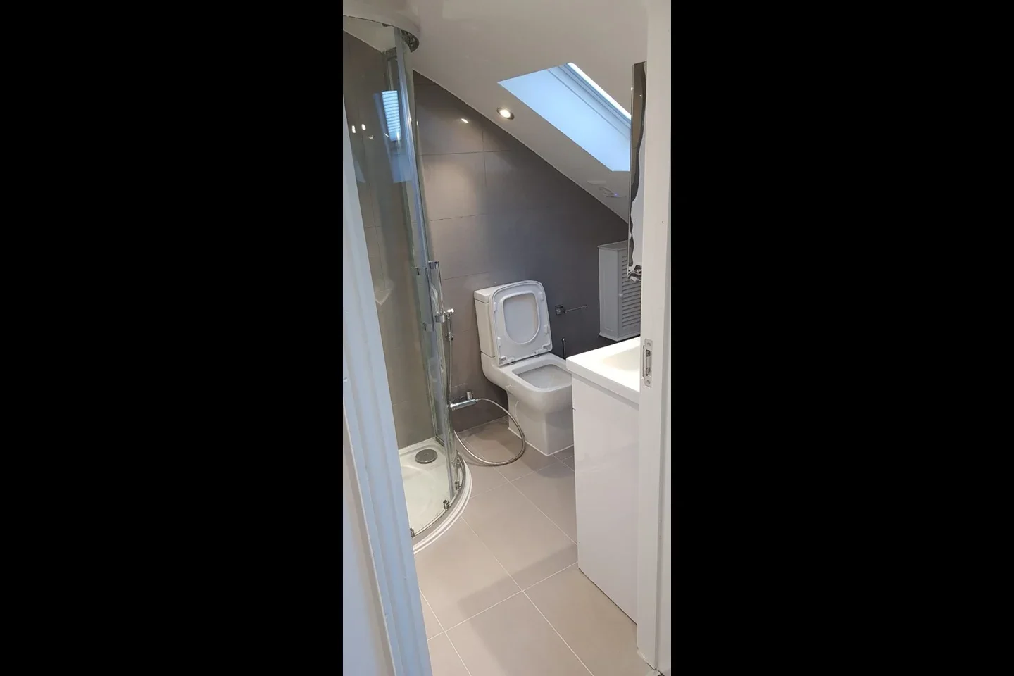 Room Capworth Street in Greater London