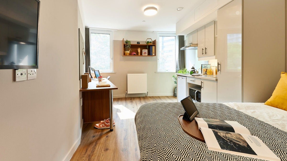 Room North End Road in Greater London