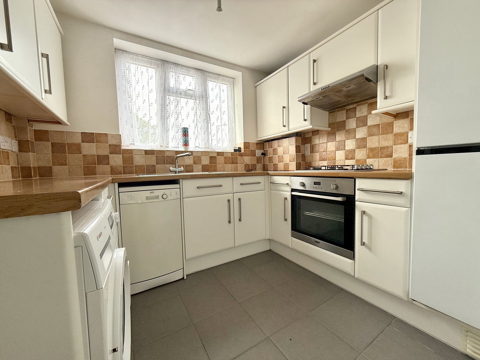 Flat Russell Crescent in Watford